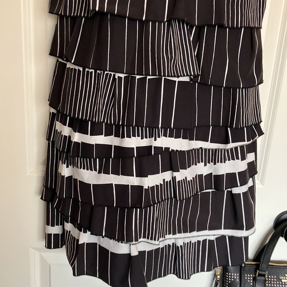 đź’•Super cute BCBG Maxazria sleeveless black dress w/black&white ruffles & V neck - Picture 3 of 12